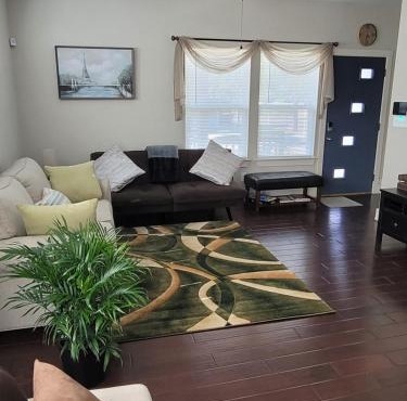 SPACIOUS TOWNHOUSE MINUTES FROM DOWNTOWN SA.