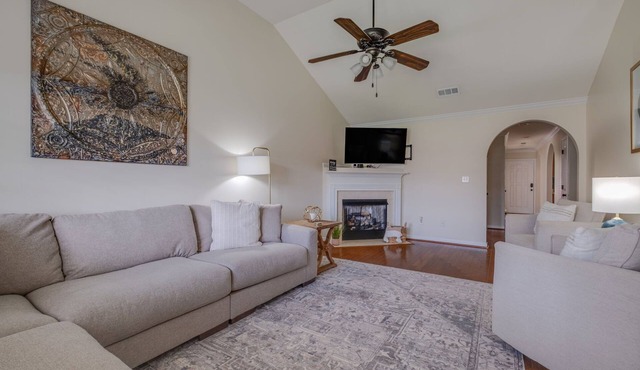 Spacious townhouse near the MET and Finley Center!