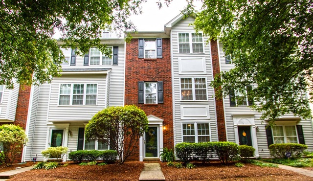 Spacious townhouse near Lake Norman in fantastic neighborhood