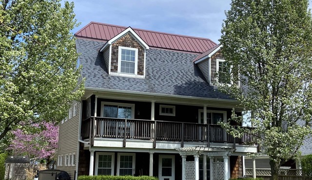 Spacious Townhouse Retreat, Steps from everything. Bring the boat! Easy parking.