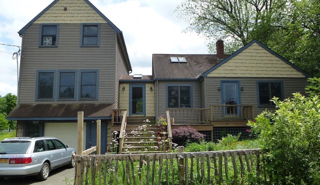 Spacious townhouse with hot tub!