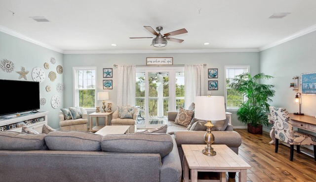 Spacious townhouse| Walk or Bike to Pool or Beach| Pet Friendly| Free Golf| White Sugar Sand Beaches