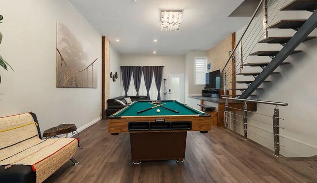Spacious townhouse with rooftop deck 4BR near DT