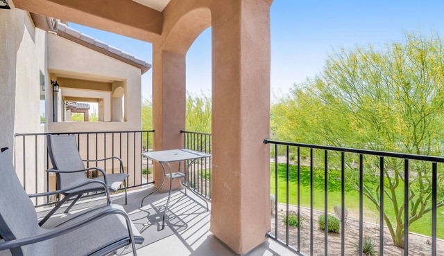 Spacious townhouse with fast WiFi, central AC, washer/dryer, pool, & hot tub