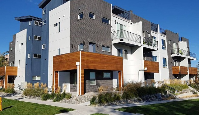 Spacious Townhouse with Rooftop Deck! Super close to Downtown Denver!