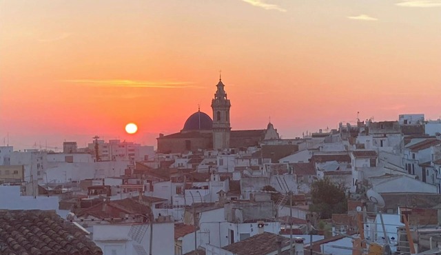Spacious townhouse with roof terrace and amazing views over old town. Sleeps 6.