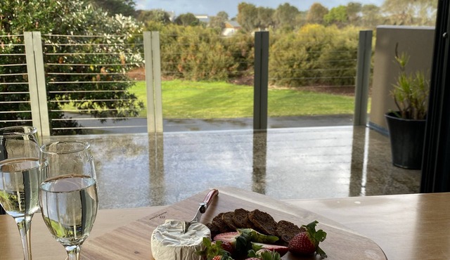 Spacious tranquil 2 bed apartment, largest sunny balcony overlooking golf course