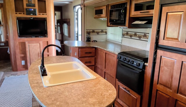 Spacious Travel Trailer with AC in Stevensville