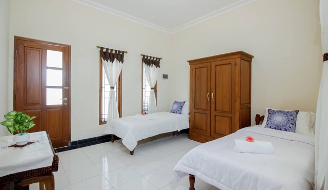 Spacious Tropical Garden House by Nginap