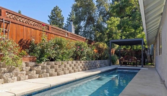 Spacious Tropical Oasis with HEATED Pool & Hot Tub