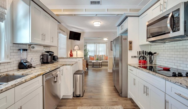 Spacious & Tropical - Patio & Grill - Ace Location