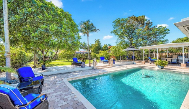 Spacious Tropical Pool Home Miami. 4/3. Sleeps 13. Large Garden/Backyard.