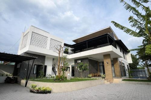 Spacious Tropical Villa with Pool and Bfast