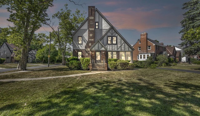 Spacious Tudor Retreat for Families & Friends, 9BR, Sleeps 24