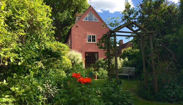 Spacious Tudor Cottage with Beautiful Garden