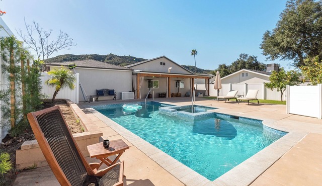 Spacious Tujunga Home : Relax Work Live