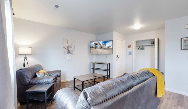 Spacious Two-Bed Updated Near DIA easy Denver Access