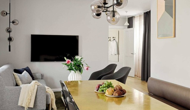 Spacious Two-Bedroom Apartment for 6 with Elevator