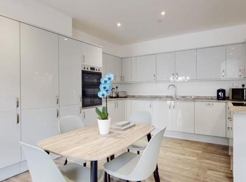 Spacious two bedroom apartment with Valley views