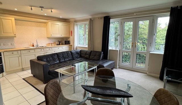 Spacious Two Bedroom Apartment in Bracknell