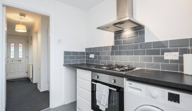 Spacious two bedroom house w/garden- close to London Luton airport!