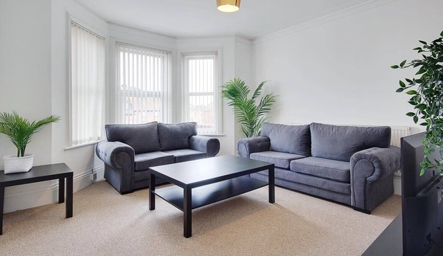 Spacious Two Bedroom Maisonette