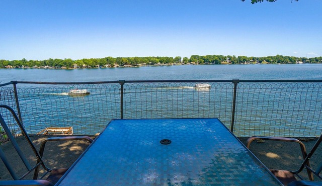 Spacious Two-Bedroom House with Lake Views