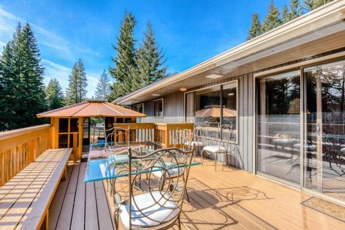 Spacious Two-Story Home withPrivate Hot Tub Free WiFi & Game Room - Dogs OK