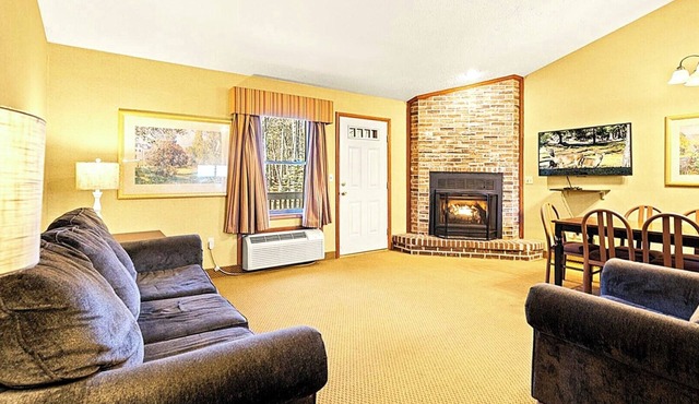 Spacious Two‑Story Townhouse Close to Skiing, Waterparks & Hiking