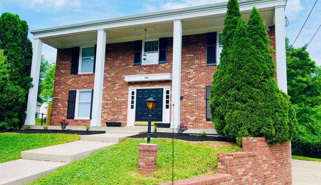 Spacious, Ultra Comfy 5-Bedroom House in Beautiful Quiet Louisville Neighborhood