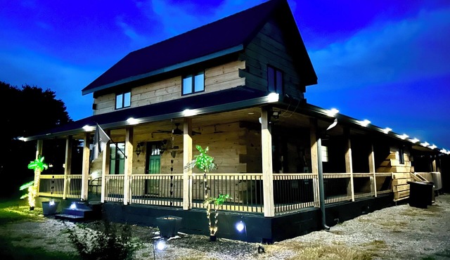 Spacious unique Private 3- unit fully equipped Getaway sleeps 17
