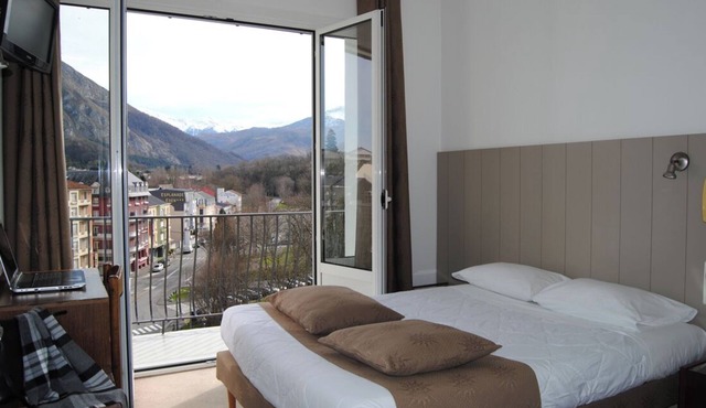 Spacious Unit, Pet-Friendly Stay, Secure Parking, Scenic Views!