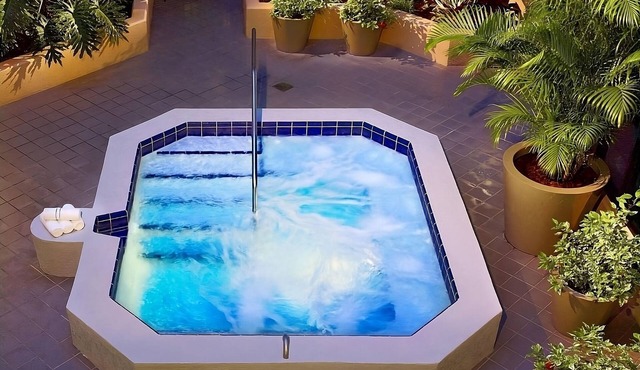 Spacious Unit with Full Kitchen, Outdoor Pool, Pets Allowed!