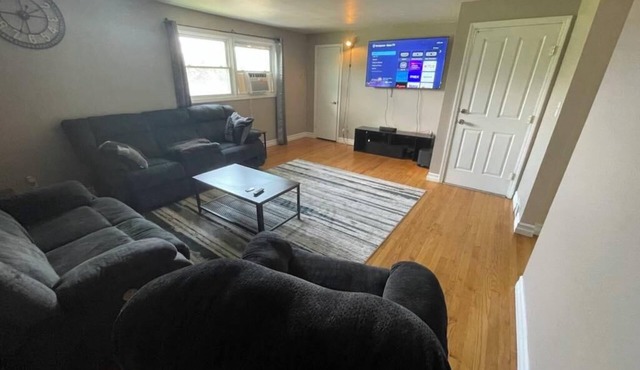 Spacious University area 2 bedroom apartment 1 mile from SU. Parkside view!n