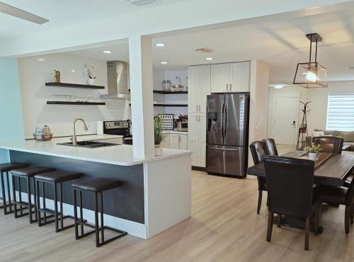 Spacious Upadated 2 King Beds Pets Welcome With Large Private and Fenced Yard Minutes to Beaches