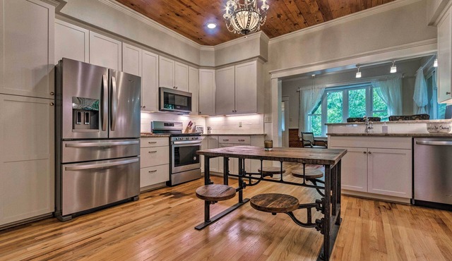 Spacious & Updated 1920's HSNP Craftsmen Home