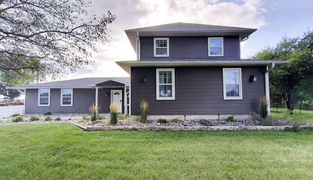 Spacious Updated Farmhouse with King Beds, WiFi, AC, Ping Pong, Yard, & Smart TV