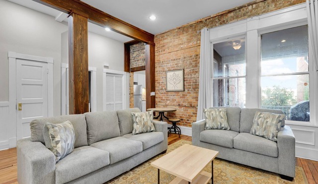 Spacious Updated Home Ideal For Groups W/Parking by Lucky Savannah