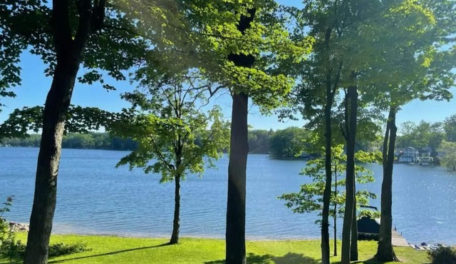 Spacious Updated Lakefront Getaway