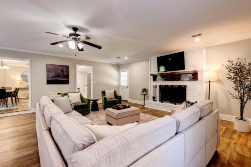 Spacious Updated Ranch W Fireplace And Firepit