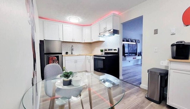 Spacious Upgraded Private HOF Apt - 7 minute walk