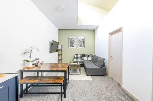 Spacious Upnor House with Free Parking by Prescott Apartments