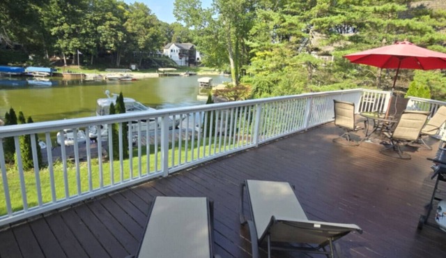 Spacious Upper Home Near Lake MI Sleeps 6