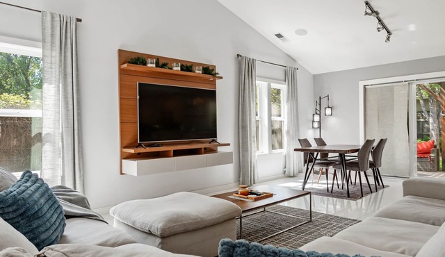 Spacious upscale 3 bedroom with hot tub and outdoor spaces!