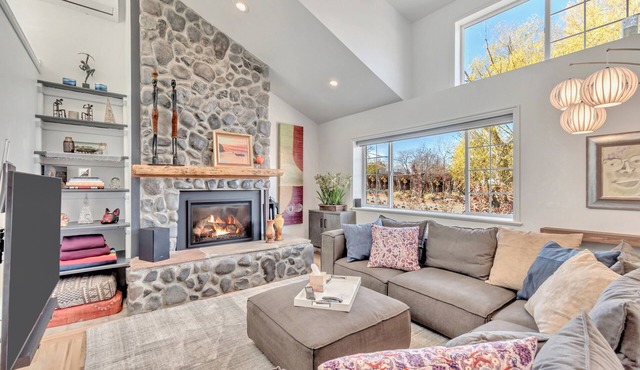 Spacious Upscale 6 bdrm w/Fireplace Close to Ski Resorts