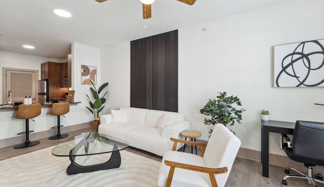 Spacious Uptown Apartment. Great Location. Free Parking.