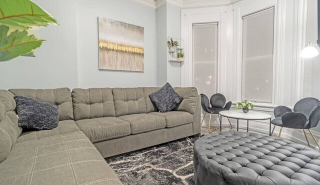 Spacious Urban Gem ~ Steps from the Pier ~ Parkingn