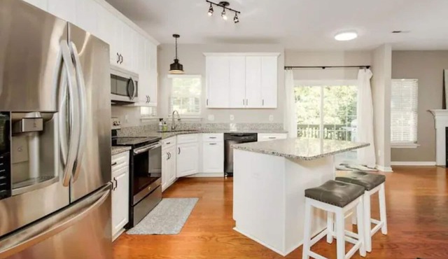 Spacious Urban House 4 B 2.5 Bath near Woodruff Rd