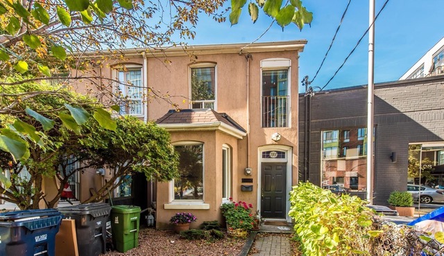 Spacious Urban King West 2 Bedroom With Parking