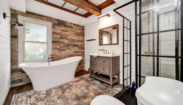 ⤜Spacious Urban RiverEdge Loft With Soaking Tub⤛